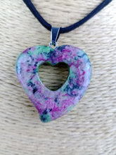 Cargar imagen en el visor de la galería, Colgante Corazon Tallado Zoisita Mod 3
