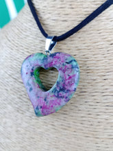 Cargar imagen en el visor de la galería, Colgante Corazon Tallado Zoisita Mod 3
