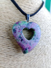 Cargar imagen en el visor de la galería, Colgante Corazon Tallado Zoisita Mod 3
