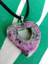 Cargar imagen en el visor de la galería, Colgante Corazon Tallado Zoisita Mod 3
