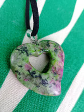 Cargar imagen en el visor de la galería, Colgante Corazon Tallado Zoisita Mod 3
