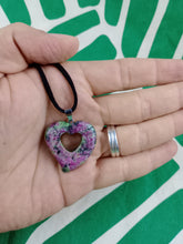 Cargar imagen en el visor de la galería, Colgante Corazon Tallado Zoisita Mod 3
