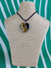 Cargar imagen en el visor de la galería, Colgante Corazon Tallado Ojo de Tigre Mod 1
