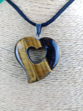 Cargar imagen en el visor de la galería, Colgante Corazon Tallado Ojo de Tigre Mod 1
