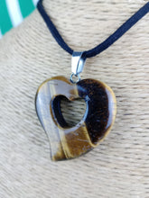 Cargar imagen en el visor de la galería, Colgante Corazon Tallado Ojo de Tigre Mod 1
