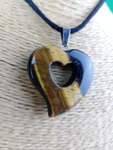 Cargar imagen en el visor de la galería, Colgante Corazon Tallado Ojo de Tigre Mod 1
