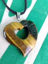 Cargar imagen en el visor de la galería, Colgante Corazon Tallado Ojo de Tigre Mod 1

