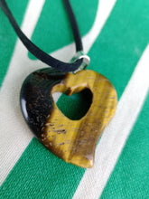 Cargar imagen en el visor de la galería, Colgante Corazon Tallado Ojo de Tigre Mod 1
