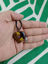 Cargar imagen en el visor de la galería, Colgante Corazon Tallado Ojo de Tigre Mod 1
