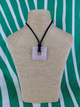 Cargar imagen en el visor de la galería, Colgante Rombo Cuarzo Rosa Mod.2
