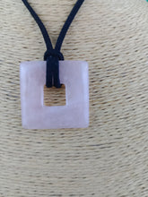Cargar imagen en el visor de la galería, Colgante Rombo Cuarzo Rosa Mod.2
