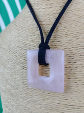 Cargar imagen en el visor de la galería, Colgante Rombo Cuarzo Rosa Mod.2
