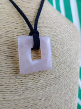 Cargar imagen en el visor de la galería, Colgante Rombo Cuarzo Rosa Mod.2
