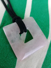 Cargar imagen en el visor de la galería, Colgante Rombo Cuarzo Rosa Mod.2
