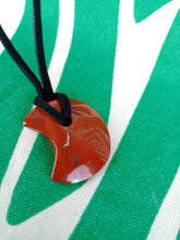 Cargar imagen en el visor de la galería, Colgante Luna Jaspe Rojo Mod. 5
