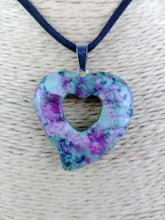 Cargar imagen en el visor de la galería, Colgante Corazon Tallado Zoisita Mod 4
