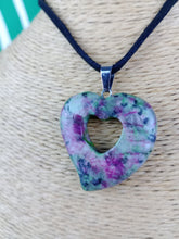 Cargar imagen en el visor de la galería, Colgante Corazon Tallado Zoisita Mod 4
