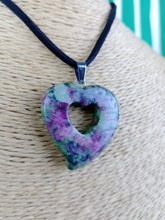 Cargar imagen en el visor de la galería, Colgante Corazon Tallado Zoisita Mod 4
