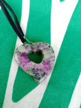 Cargar imagen en el visor de la galería, Colgante Corazon Tallado Zoisita Mod 4
