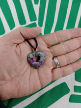 Cargar imagen en el visor de la galería, Colgante Corazon Tallado Zoisita Mod 4

