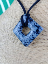 Cargar imagen en el visor de la galería, Colgante Rombo Obsidiana Nevada Mod. 1
