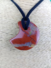 Cargar imagen en el visor de la galería, Colgante Luna Jaspe Rojo Mod.1
