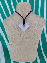 Cargar imagen en el visor de la galería, Colgante Rombo Cuarzo Rosa Mod. 2
