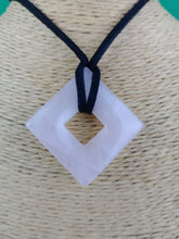 Cargar imagen en el visor de la galería, Colgante Rombo Cuarzo Rosa Mod. 2
