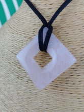 Cargar imagen en el visor de la galería, Colgante Rombo Cuarzo Rosa Mod. 2
