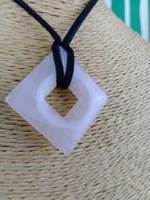 Cargar imagen en el visor de la galería, Colgante Rombo Cuarzo Rosa Mod. 2
