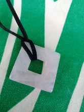 Cargar imagen en el visor de la galería, Colgante Rombo Cuarzo Rosa Mod. 2
