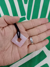 Cargar imagen en el visor de la galería, Colgante Rombo Cuarzo Rosa Mod. 2
