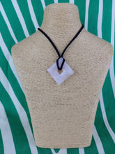 Cargar imagen en el visor de la galería, Colgante Rombo Cuarzo Rosa Mod. 1
