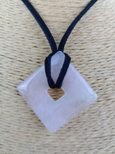 Cargar imagen en el visor de la galería, Colgante Rombo Cuarzo Rosa Mod. 1
