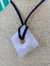 Cargar imagen en el visor de la galería, Colgante Rombo Cuarzo Rosa Mod. 1
