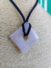 Cargar imagen en el visor de la galería, Colgante Rombo Cuarzo Rosa Mod. 1
