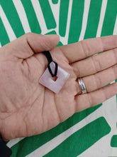 Cargar imagen en el visor de la galería, Colgante Rombo Cuarzo Rosa Mod. 1
