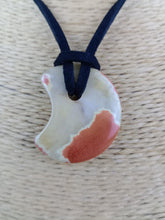 Cargar imagen en el visor de la galería, Colgante Luna Jaspe Rojo Mod. 2
