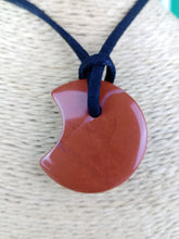 Cargar imagen en el visor de la galería, Colgante Luna Jaspe Rojo Mod. 3
