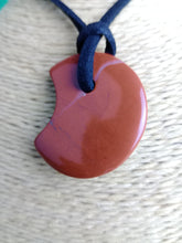 Cargar imagen en el visor de la galería, Colgante Luna Jaspe Rojo Mod. 3
