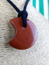 Cargar imagen en el visor de la galería, Colgante Luna Jaspe Rojo Mod. 3
