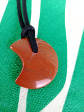 Cargar imagen en el visor de la galería, Colgante Luna Jaspe Rojo Mod. 3
