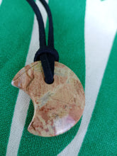 Cargar imagen en el visor de la galería, Colgante Luna Jaspe Rojo Mod. 4
