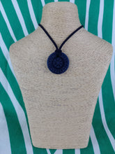 Cargar imagen en el visor de la galería, Colgante Shunguita Circulo Runas Talladas
