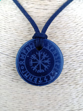 Cargar imagen en el visor de la galería, Colgante Shunguita Circulo Runas Talladas
