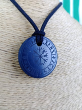 Cargar imagen en el visor de la galería, Colgante Shunguita Circulo Runas Talladas
