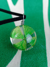 Cargar imagen en el visor de la galería, Colgante Trébol Buena Suerte Esfera
