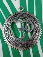Cargar imagen en el visor de la galería, Decoracion Om Metal Negro
