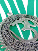 Cargar imagen en el visor de la galería, Decoracion Om Metal Negro
