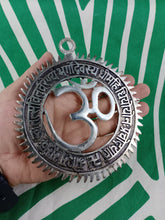 Cargar imagen en el visor de la galería, Decoracion Om Metal Negro
